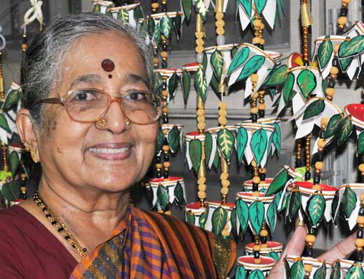 காகிதக் கோப்பைகளால் உருவாக்கிய தோரணங்களுடன் இந்திராணி