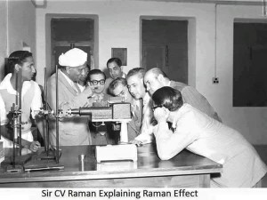 ராமன் தனது ராமன் விளைவை செயல்முறை விளக்கத்துடன் விவரிக்கும் காட்சி