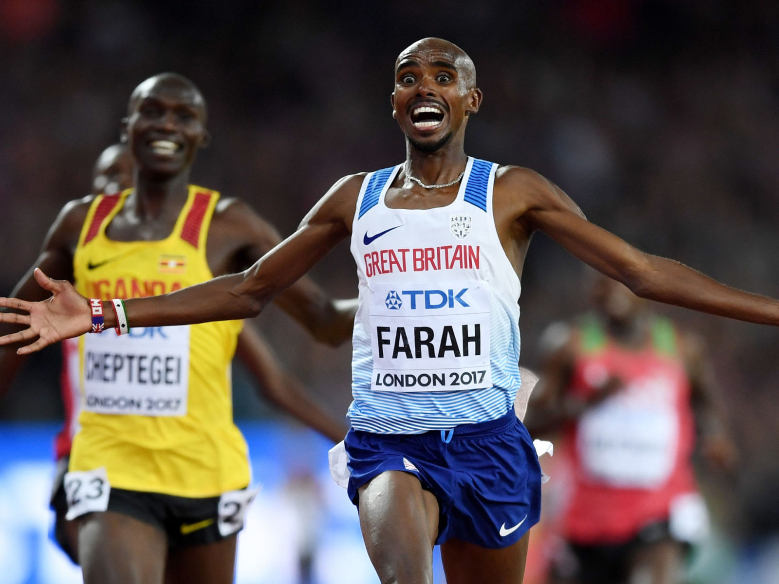 LONDON, ENGLAND - AUGUST 04: Mo Farah of Great Britain celebrates winning gold in the Men's 10000 metres final during day one of the 16th IAAF World Athletics Championships London 2017 at The London Stadium on August 4, 2017 in London, United Kingdom. (Photo by Shaun Botterill/Getty Images)
