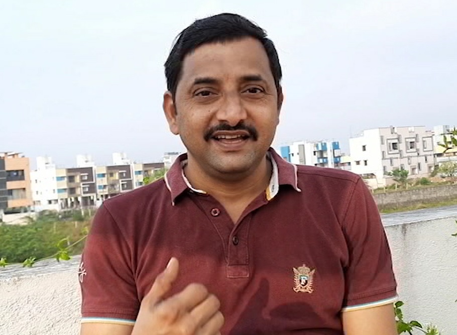 Annakannan_maroon_tshirt