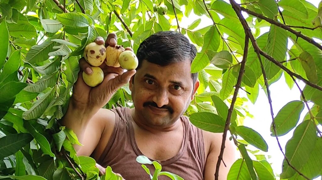 Annakannan with Guava