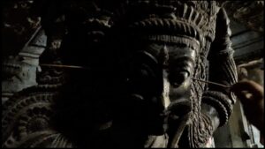 Suchindram ear hole sculpture1