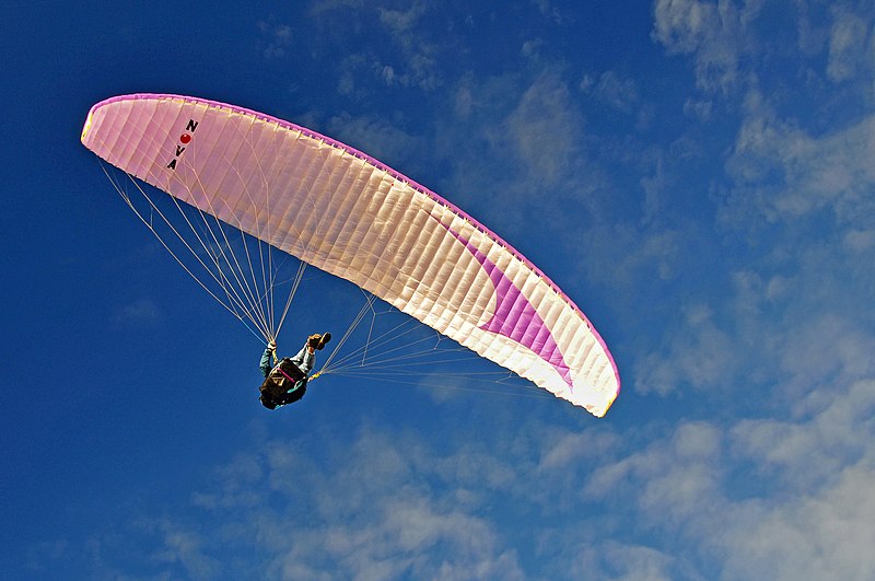 Parasailing_at_Hirtle's_Beach,_Kingsburg,_Nova_Scotia,_Canada