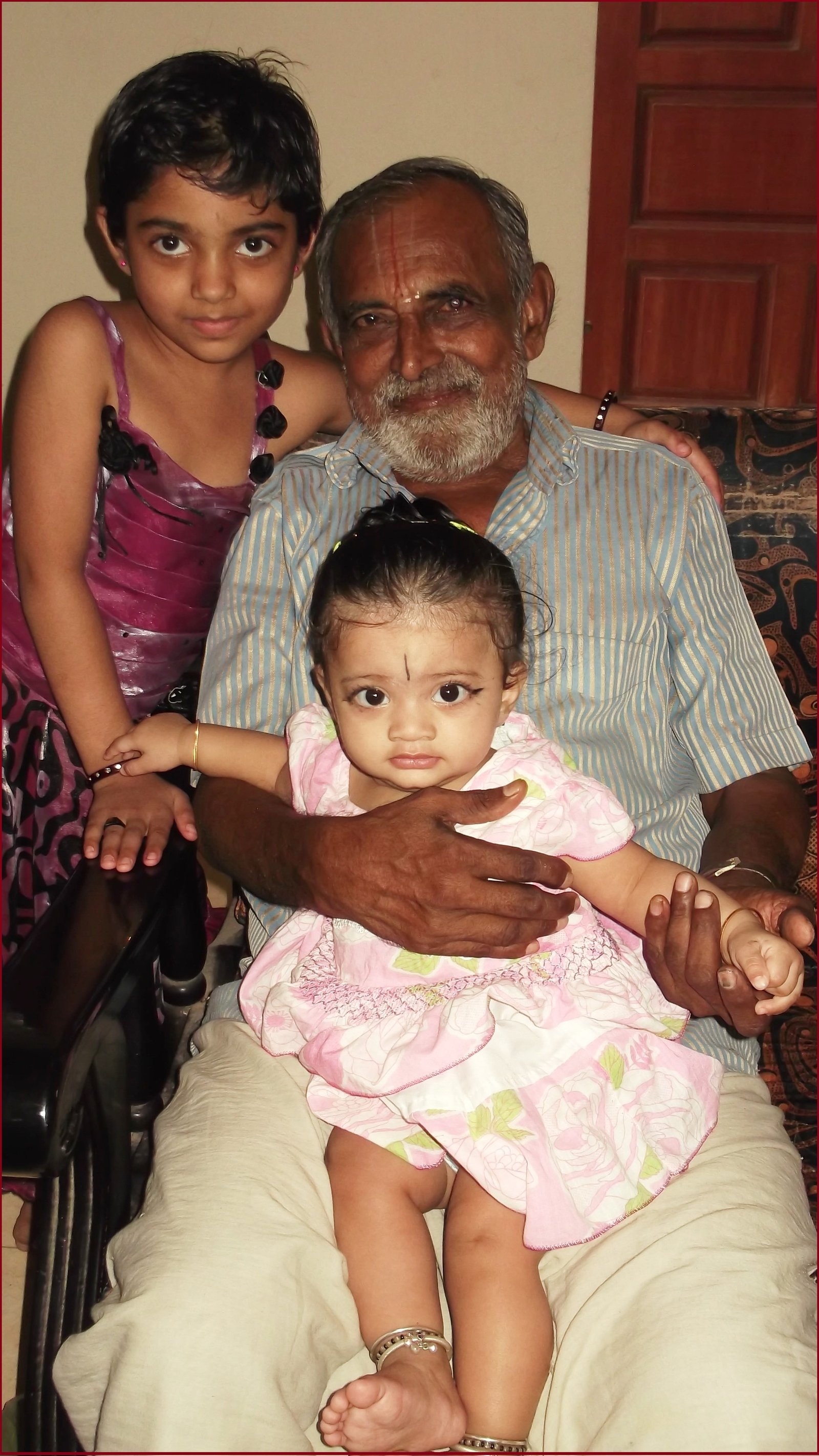 பேத்தியுடன் விளையாடும் தாத்தா